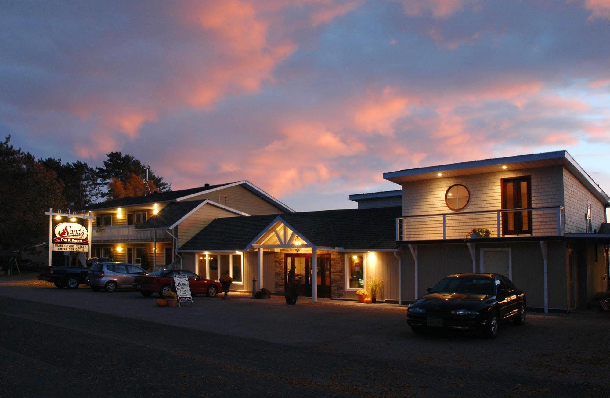 Sands On Golden Lake Hotel Bagian luar foto